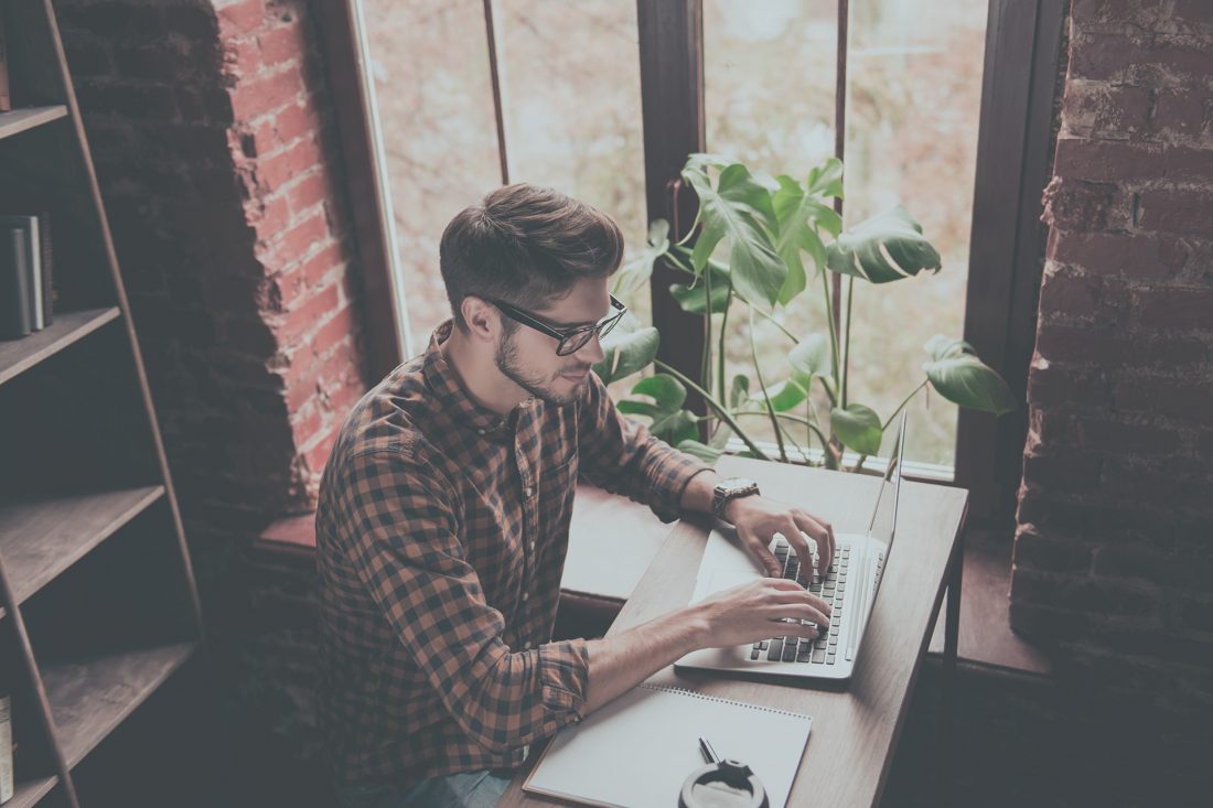 Picture of a guy freelancing on his laptop as means to make money while traveling the world.